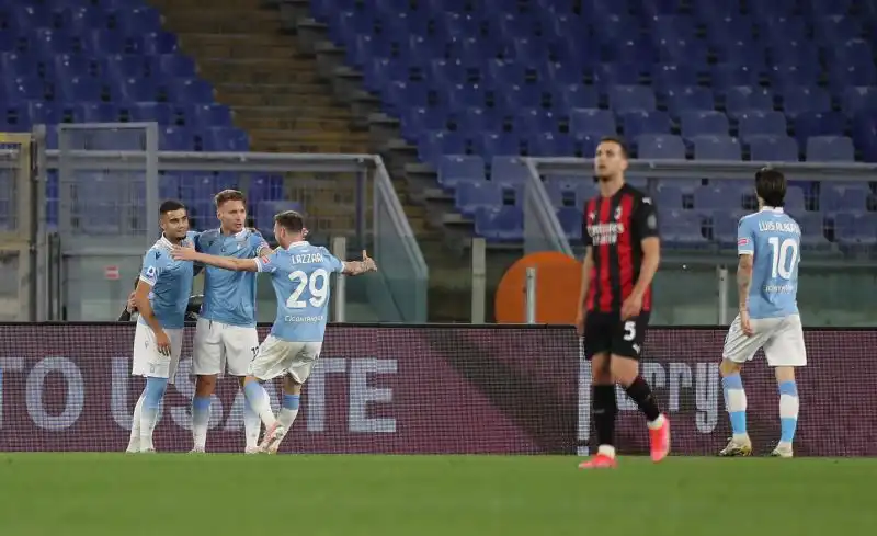 El Tucu colpisce prima in avvio di partita e poi a inizio ripresa, Immobile chiude i conti nel finale. Champions a rischio per i rossoneri