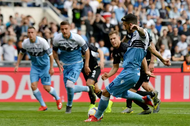 I biancocelesti vanno a segno nel primo tempo con la doppietta di Luis Alberto, Lulic e Marusic, gol crociato nella ripresa ad opera di Sprocati.