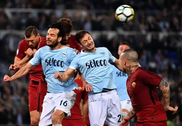 Finisce a reti inviolate il derby capitolino. Nel finale espulso Radu e traversa di Dzeko.