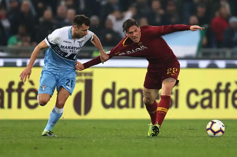 In rete Caicedo, Immobile su rigore e Cataldi: i biancocelesti vedono il possibile sorpasso sui cugini.