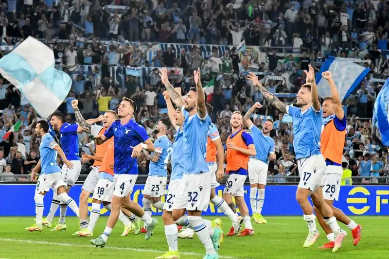 I biancocelesti dominano la prima mezzora, ma alla fine del primo tempo la riapre Ibañez. Secondo tempo più equilibrato: F. Anderson sigla il 3 a 1 e Veretout segna il rigore per il 3 a 2