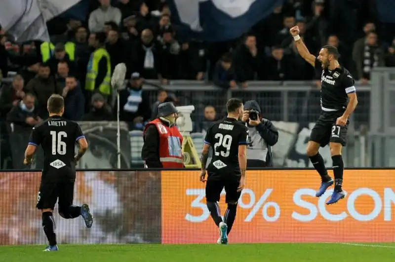 Ospiti in vantaggio con Quagliarella e raggiunti da Acerbi, poi l'incredibile finale con il gol di Immobile al 96' e il pareggio subito dopo di Saponara.