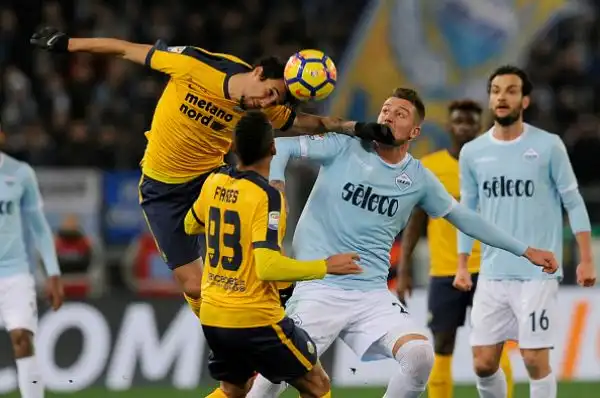 I biancocelesti tornano al quarto posto grazie al comodo 2-0 sull'Hellas: decide una doppietta del capocannoniere.
