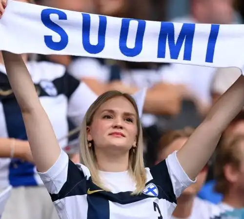 Le belle tifose non bastano alla Finlandia, danesi da urlo. Le foto