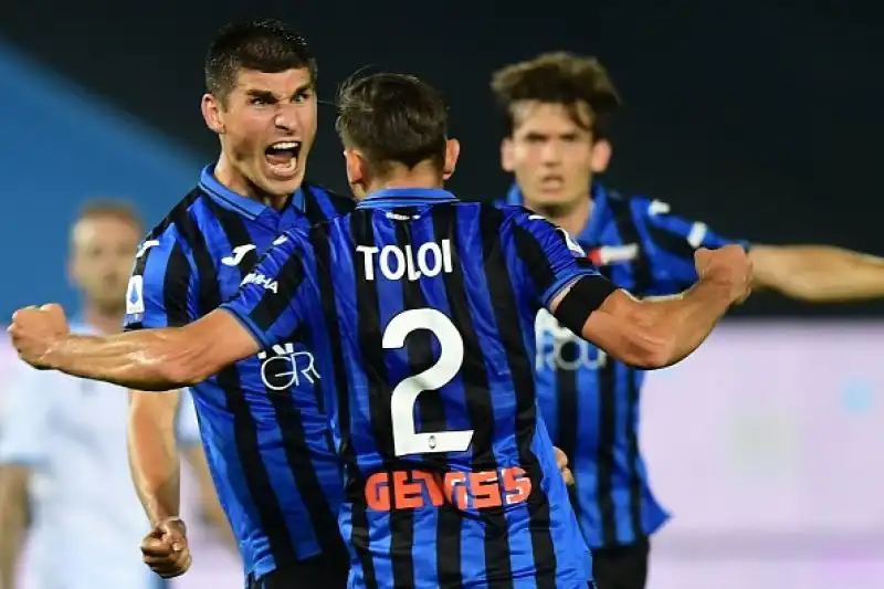 Biancocelesti subito avanti di due gol con un autorete di De Roon e un gran gol di Milinkovic-Savic. I padroni di casa ribaltano tutto con le reti di Goosens, Malinovsky e Palomino.