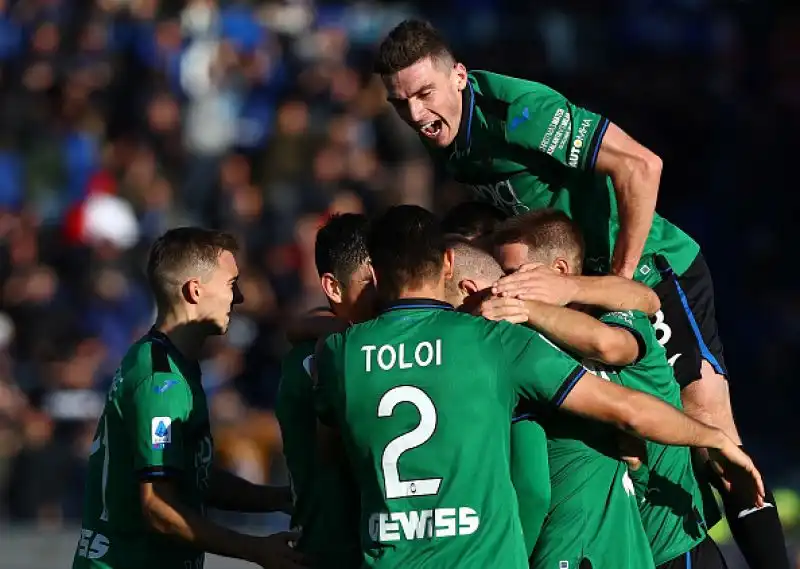 L'Atalanta strapazza il Milan nella partita di mezzogiorno della diciassettesima giornata di serie A. Sarà un Natale amarissimo per gli uomini di Pioli, umiliati per 5-0  da una Dea scatenata