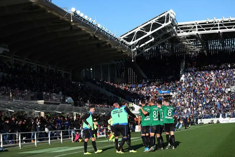 L'Atalanta strapazza il Milan nella partita di mezzogiorno della diciassettesima giornata di serie A. Sarà un Natale amarissimo per gli uomini di Pioli, umiliati per 5-0  da una Dea scatenata