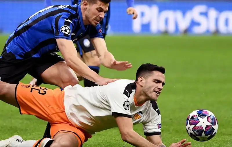 A San Siro la squadra di Gasperini vive un'altra magica notte europea: finisce 4-1 con doppietta di Hateboer e capolavoro di Ilicic.