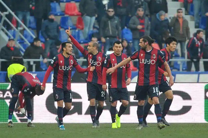 Palacio e Poli in gol per i felsinei, di Malinovski il gol per gli ospiti.