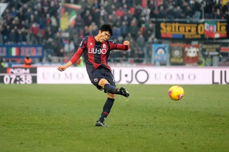 Palacio e Poli in gol per i felsinei, di Malinovski il gol per gli ospiti.