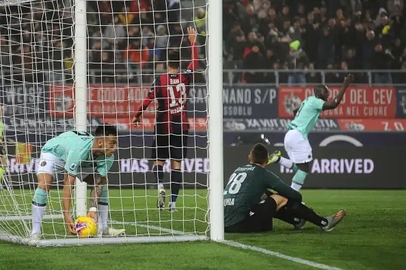 Inter tutta cuore, Lukaku ribalta il Bologna. Al "Dall'Ara" la squadra di Conte passa per 2-1 in rimonta: ancora decisivi il belga e Lautaro.