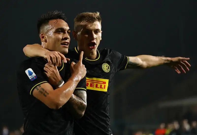 L'Inter è andata in vantaggio con un tiro deviato di Lautaro e ha poi raddoppiato nella ripresa con Lukaku nel miglior momento delle rondinelle. Il Brescia ha accorciato con un autorete di Skriniar.
