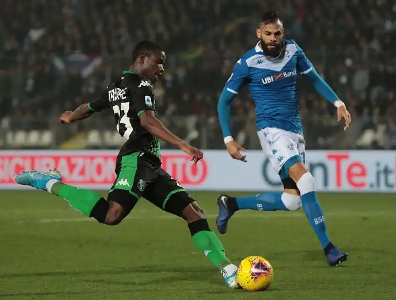 Il Sassuolo respira, Brescia torna giù.
Gli emiliani passano 2-0 al "Rigamonti" nella partita non giocata ad ottobre per la morte di Squinzi: prima sconfitta per il Corini "bis".