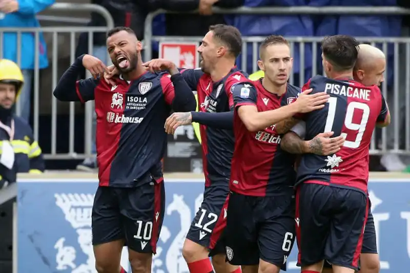 Per i padroni di casa in gol Rog, Pisacane, Simeone, Joao Pedro e Nainggolan, di Vlahovic il due gol dei viola.