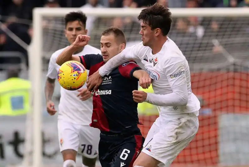 Per i padroni di casa in gol Rog, Pisacane, Simeone, Joao Pedro e Nainggolan, di Vlahovic il due gol dei viola.