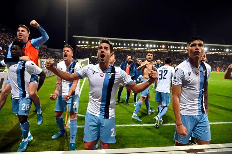 Sardi in vantaggio con Simeone nel primo tempo, nei minuti di recupero pareggio di Luis Alberto e gol vittoria di Caicedo.