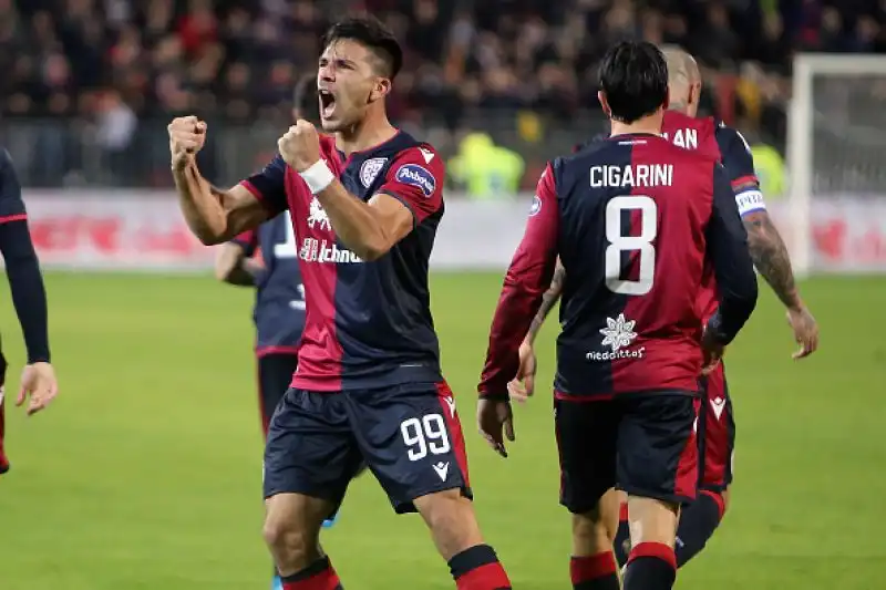 Sardi in vantaggio con Simeone nel primo tempo, nei minuti di recupero pareggio di Luis Alberto e gol vittoria di Caicedo.