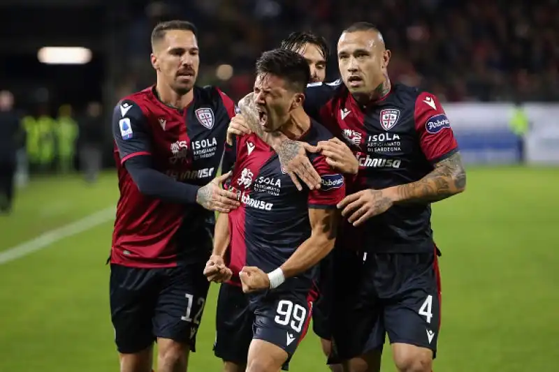 Sardi in vantaggio con Simeone nel primo tempo, nei minuti di recupero pareggio di Luis Alberto e gol vittoria di Caicedo.