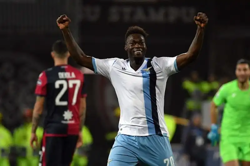 Sardi in vantaggio con Simeone nel primo tempo, nei minuti di recupero pareggio di Luis Alberto e gol vittoria di Caicedo.