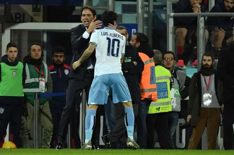 Sardi in vantaggio con Simeone nel primo tempo, nei minuti di recupero pareggio di Luis Alberto e gol vittoria di Caicedo.