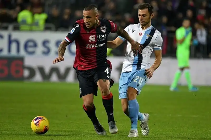 Sardi in vantaggio con Simeone nel primo tempo, nei minuti di recupero pareggio di Luis Alberto e gol vittoria di Caicedo.