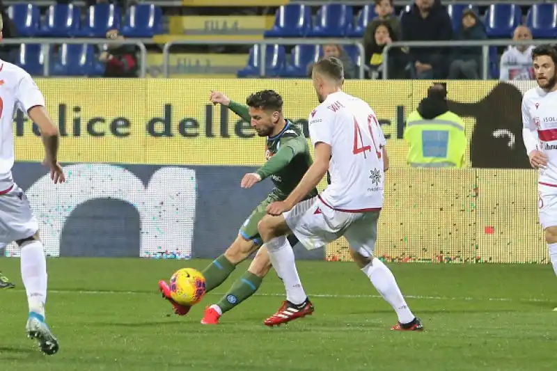 Uno splendido gol di Mertens regala i tre punti ai partenopei che salgono all'ottavo posto.