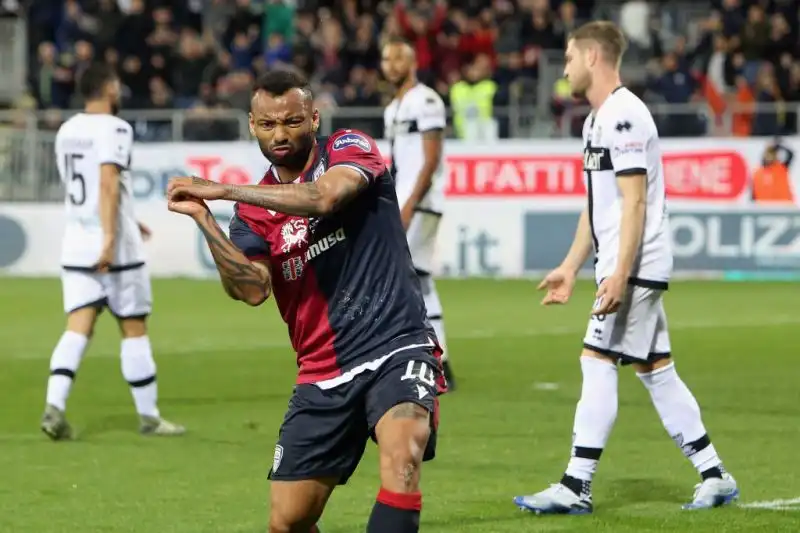 Botta e risposta tra le due squadre, al vantaggio di Joao Pedro ha risposto Kucka, a quello di Simeone il danese Cornelius nei minuti di recupero.