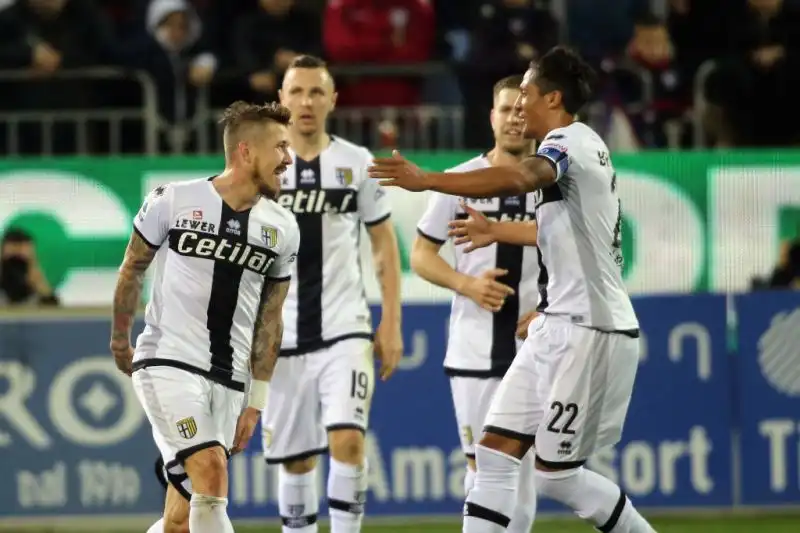 Botta e risposta tra le due squadre, al vantaggio di Joao Pedro ha risposto Kucka, a quello di Simeone il danese Cornelius nei minuti di recupero.