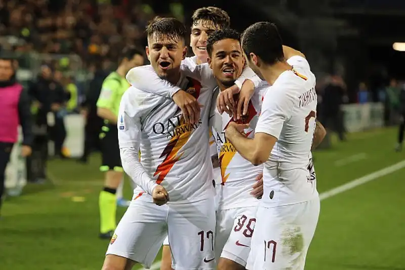 I gol della Roma sono stati segnati da Kalinic, Kluivert, ancora Kalinic e Mkhitaryan. Per i s ardi in gol Pereiro e doppietta di Joao Pedro che ha anche sbagliato un rigore. 