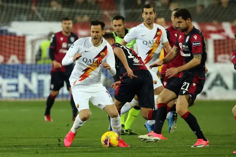 I gol della Roma sono stati segnati da Kalinic, Kluivert, ancora Kalinic e Mkhitaryan. Per i s ardi in gol Pereiro e doppietta di Joao Pedro che ha anche sbagliato un rigore. 