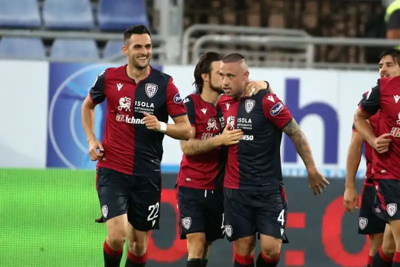 I padroni di casa raggiungono il triplo vantaggio con le reti di Nandez, Simeone e Nainggolan, poi il Toro rimonta con Bremer e Belotti ma nel suo momento migliore subisce il rigore di Joao Pedro che chiude la gara.