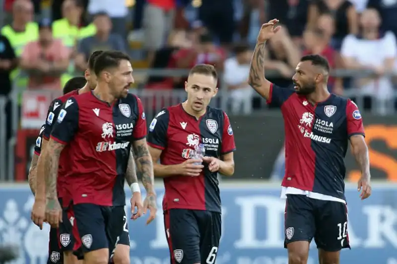 I rossoblu sono andati in vantaggio con un tiro cross di Castro e sono poi stati raggiunti da un gol di Faraoni dopo un grave errore di Pisacane.