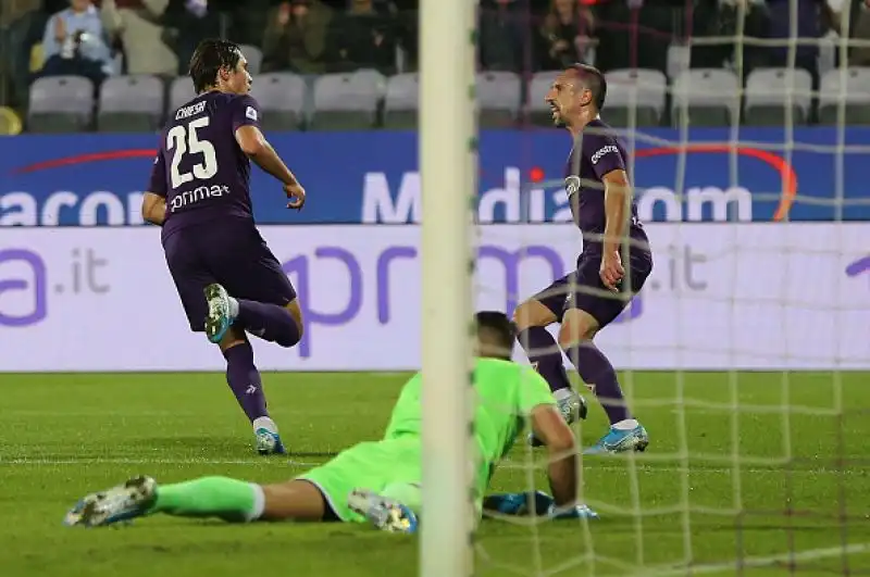Viola in vantaggio con Chiesa, pareggio degli ospiti con Correa e sorpasso nel finale con Immobile. Nel recupero Caicedo si è fatto parare un calcio di rigore.