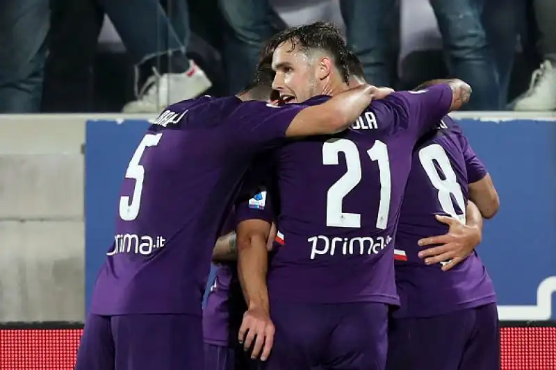 Viola in vantaggio con Chiesa, pareggio degli ospiti con Correa e sorpasso nel finale con Immobile. Nel recupero Caicedo si è fatto parare un calcio di rigore.