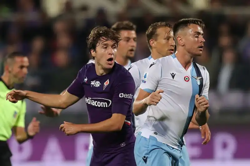 Viola in vantaggio con Chiesa, pareggio degli ospiti con Correa e sorpasso nel finale con Immobile. Nel recupero Caicedo si è fatto parare un calcio di rigore.