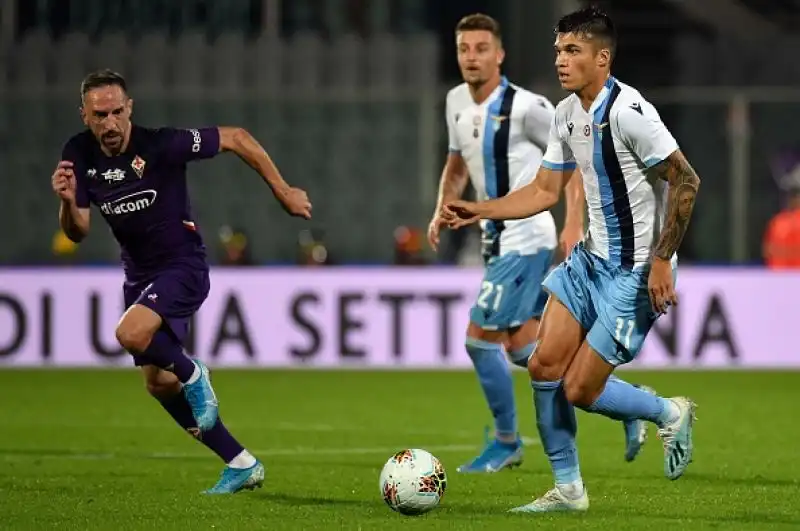 Viola in vantaggio con Chiesa, pareggio degli ospiti con Correa e sorpasso nel finale con Immobile. Nel recupero Caicedo si è fatto parare un calcio di rigore.