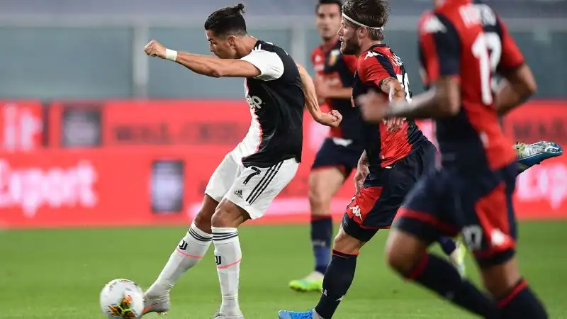 Tre punti d’oro per la Juventus, che in casa del Genoa sfonda nella ripresa e si riporta a +4 dalla Lazio, che poche ore prima era passata a Torino con i granata: 3-1 per gli uomini di Sarri.