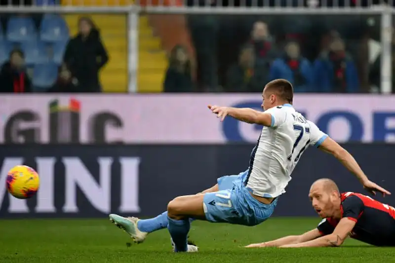 I biancocelesti si impongono per 3-2 in casa del Genoa, al termine di una partita combattuta.