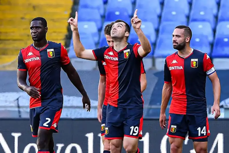 Nel primo tempo in gol per i rossoblu Goran Pandev e Lasse Schone su calcio di punizione.