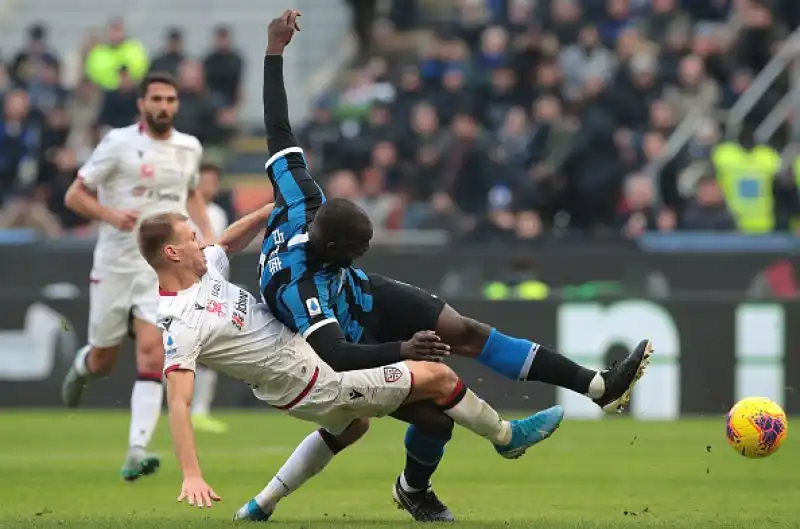 Nainggolan beffa Conte: l'Inter frena di nuovo
I nerazzurri pareggiano in casa contro il Cagliari.