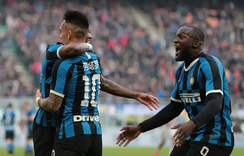 Nainggolan beffa Conte: l'Inter frena di nuovo
I nerazzurri pareggiano in casa contro il Cagliari.
