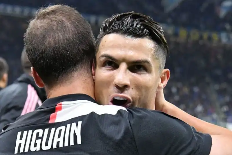 Juve subito in vantaggio con Dybala, pareggio di Lautaro su rigore, concesso per fallo di mano di DeLigt, e infine gol vittoria dell'implacabile Higuain.