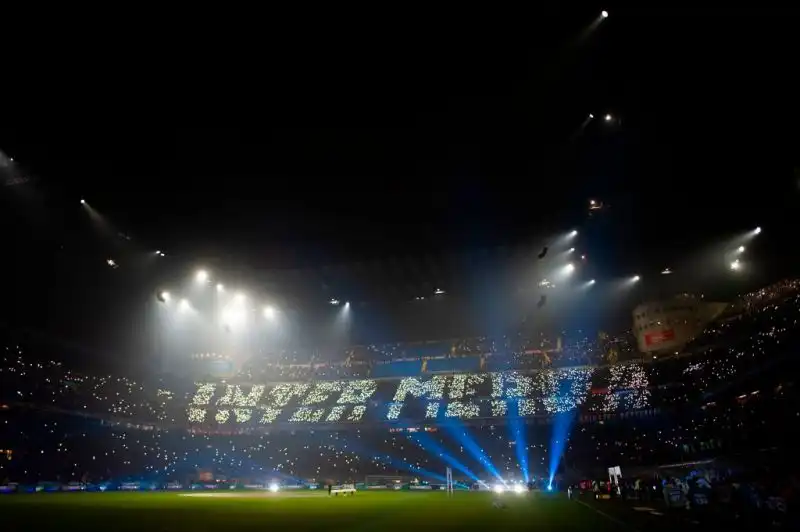 Nerazzurri in svantaggio di due reti nell'intervallo, ma finisce 4-2, e ora Conte è a pari punti con la Vecchia Signora.