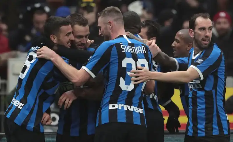 Nerazzurri in svantaggio di due reti nell'intervallo, ma finisce 4-2, e ora Conte è a pari punti con la Vecchia Signora.