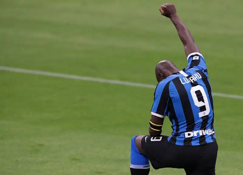 La squadra di Conte piega per 2-1 in casa i blucerchiati.