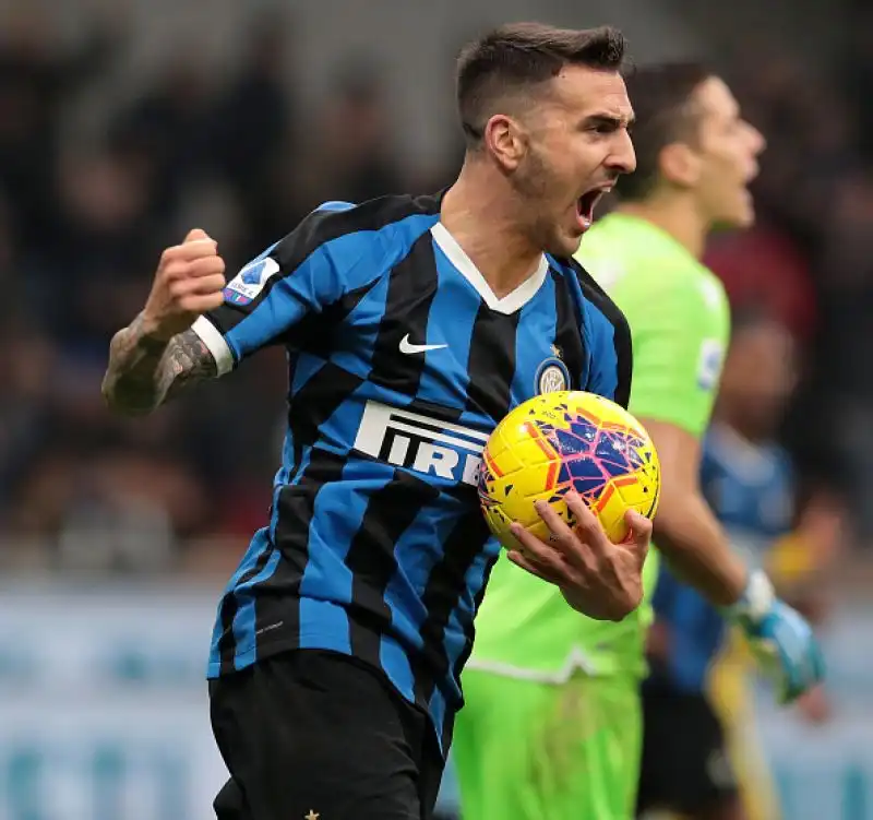Scaligeri in vantaggio con Valerio Verre nel primo tempo, pareggio di Vecino e gran gol di Barella nella ripresa.