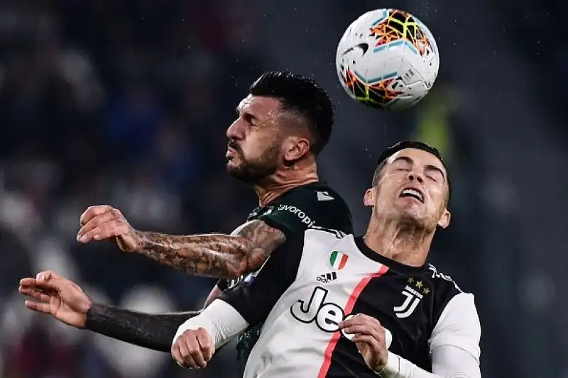 I bianconeri vincono per 2-1 contro gli emiliani e mantengono la testa della classifica, ma i rossoblù protestano per l'arbitraggio di Irrati.