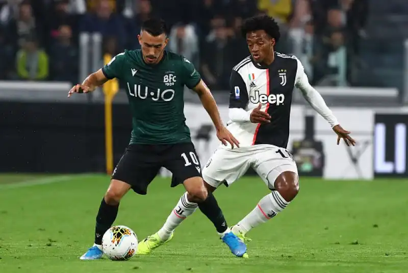 I bianconeri vincono per 2-1 contro gli emiliani e mantengono la testa della classifica, ma i rossoblù protestano per l'arbitraggio di Irrati.