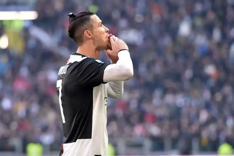 Per la squadra di Sarri doppietta dal dischetto di Cristiano Ronaldo e gol di De Ligt.