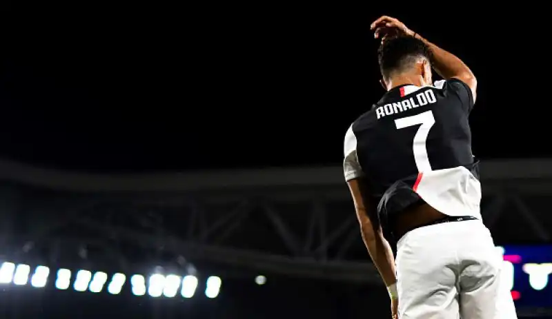 La Juventus ha messo le mani sul nono scudetto consecutivo, il primo con Maurizio Sarri in panchina. Battuta 2-1 la Lazio all’Allianz Stadium: bianconeri a + 8 sull’Inter (e scontri diretti a favore) a quattro giornate dalla conclusione del campionato di serie A.